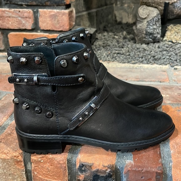 Stuart Weitzman NWOT GoWest Studded Leather Ankle boots black size 6 1/2 - Picture 4 of 10
